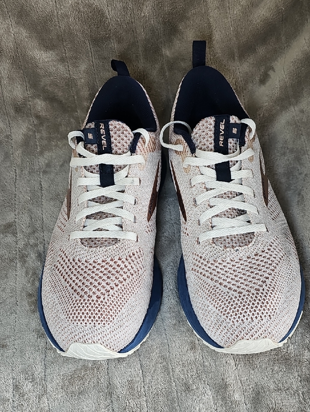 Brooks Energize Neutral Women's Knit Sneakers in Beige and Navy Size 9.5